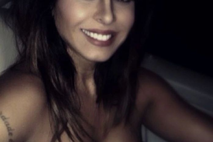 Alinne Rosa mostra maquiagem, mas decote é que rouba a cena em foto