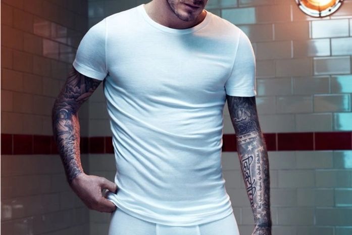 David Beckham posa de cueca para sua linha em loja de departamento