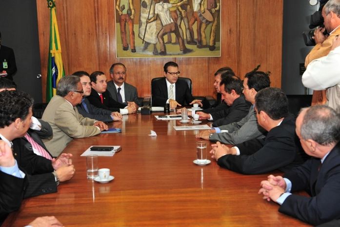 Renan Filho apresenta projeto de auxílio aos clubes desportivos
