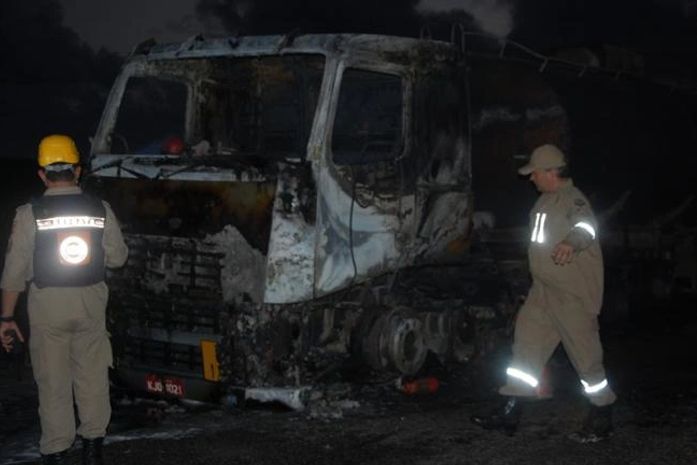 Caminhão carregado de etanol pega fogo na rodovia AL-101 Sul