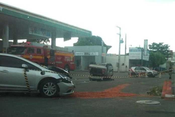 Colisão provoca capotamento e deixa dois feridos; motorista estaria embriagado e fugiu