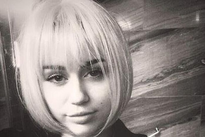 Miley brincou com seu visual e compartilhou a imagem com seus seguidores