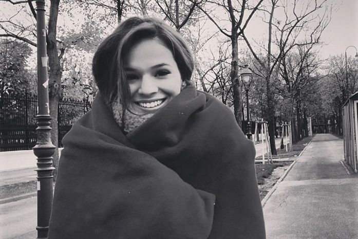 Que frio! Bruna Marquezine posta foto agasalhada para se proteger em Viena