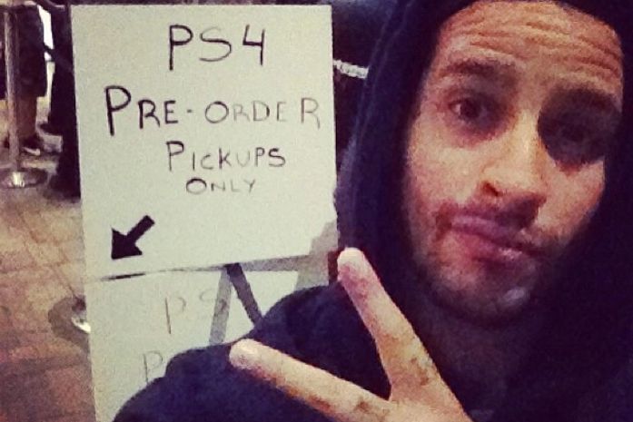 Ex-BBB Rafinha encara fila para comprar videogame na Califórnia