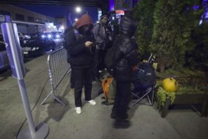 Fãs fazem fila para comprar PlayStation 4 em Nova York