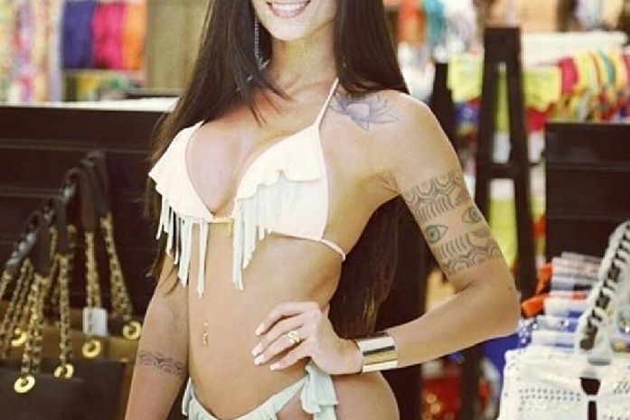Todo dia ela faz tudo sempre igual... Aline Riscado posta foto de biquíni