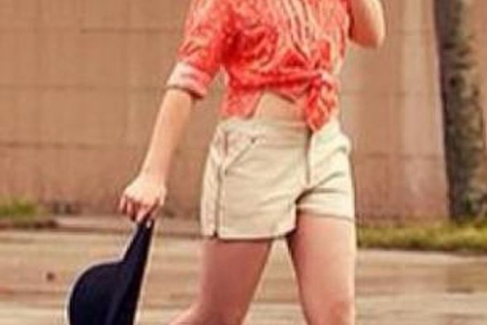 Antenada com a moda! Klara Castanho posta 'look do dia' com barriga de fora