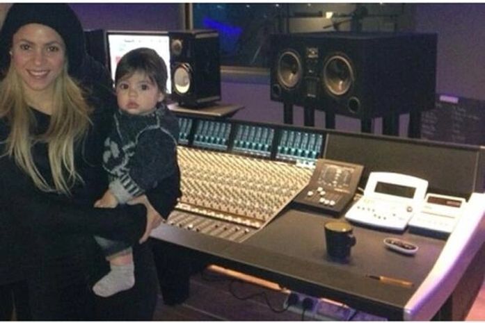 Mamãe em tempo integral! Shakira posta foto com filho em estúdio: "trabalhando duro"