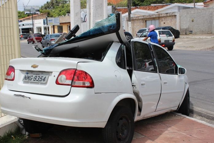 Motorista que colidiu em poste na Mangabeiras está internado em estado grave