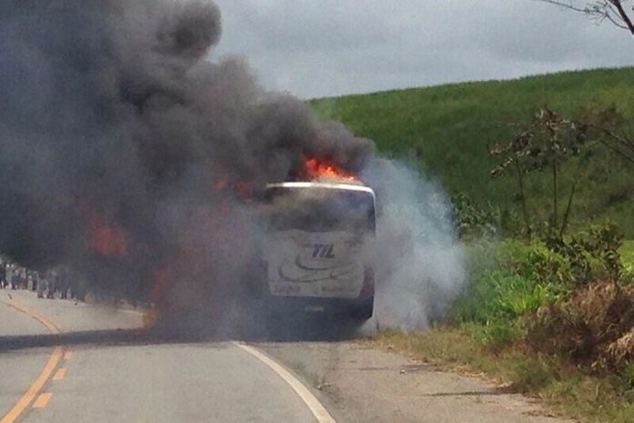 Ônibus da TIL Transportes Coletivos incendeia na rodovia BR-104
