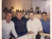 Luciano aparece entre o ex-prefeito Cicero Pinheiro e o prefeito petista Saulo Moura na festa de 90 anos de dona Antonia Moura.