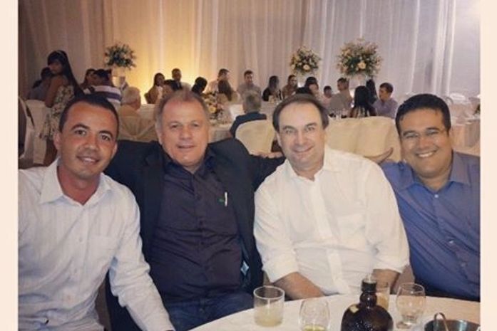 Luciano aparece entre o ex-prefeito Cicero Pinheiro e o prefeito petista Saulo Moura na festa de 90 anos de dona Antonia Moura.