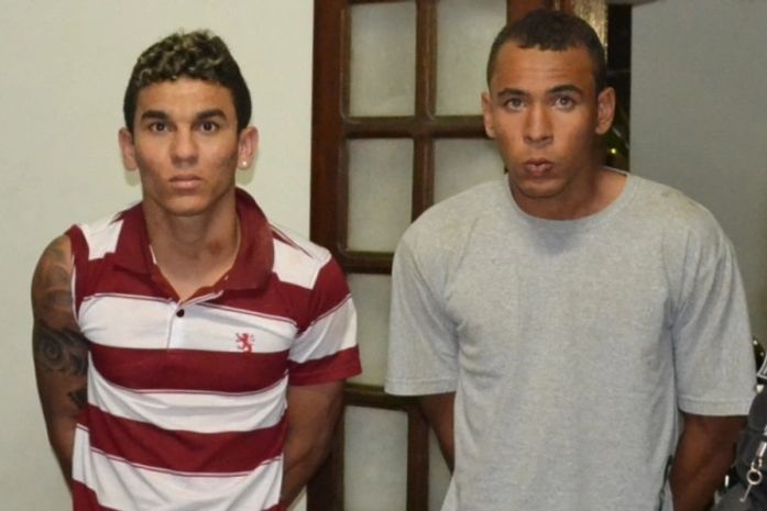 Dupla é presa acusada de roubo e porte ilegal de arma