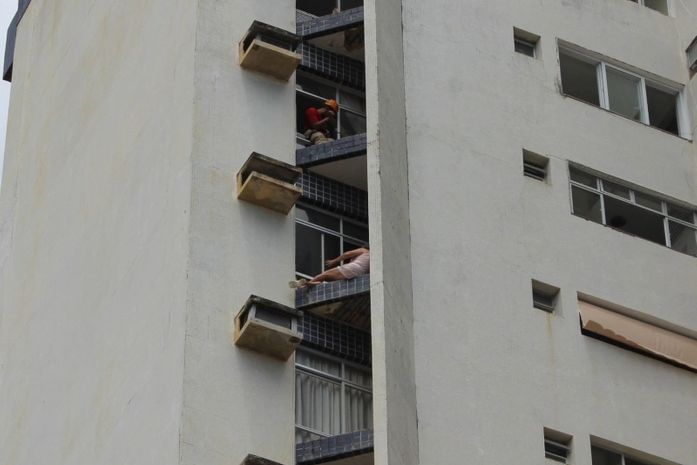 Bombeiros evitam que mulher se jogue de 10º andar de prédio na Ponta Verde