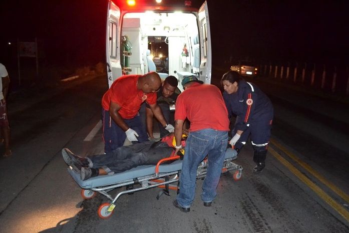 Colisão entre carro de passeio e carreta deixa duas pessoas presas às ferragens