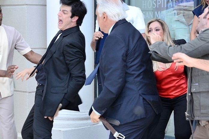 Com ódio do filho, César dá uma surra de cinto em Félix