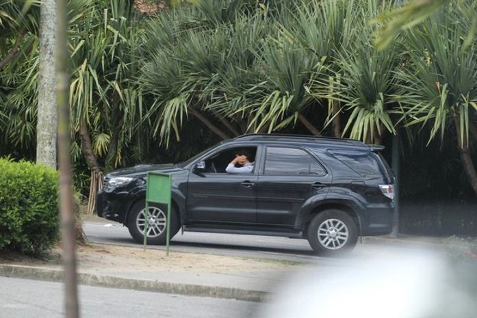 Cauã Reymond e Grazi são fotografados em condomínio onde moravam juntos