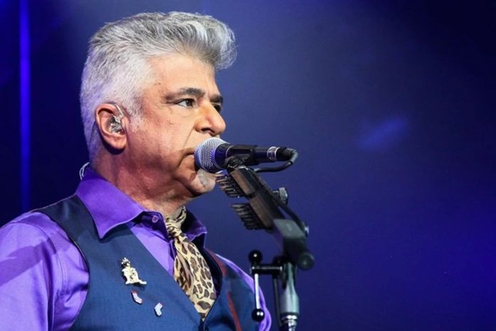 Lulu Santos diz que fez gesto obsceno porque fotógrafo "roubou" sua imagem