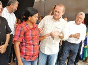 Renan entrega a chave a dona de casa Elisandra Vital que realiza o sonho da casa própria