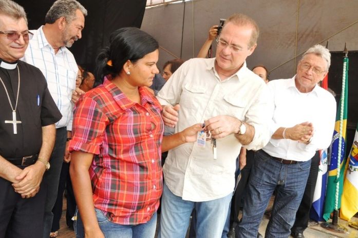 Renan entrega a chave a dona de casa Elisandra Vital que realiza o sonho da casa própria