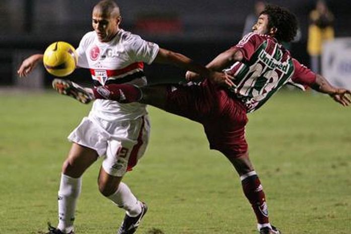 Lateral campeão brasileiro pelo São Paulo morre em acidente de carro