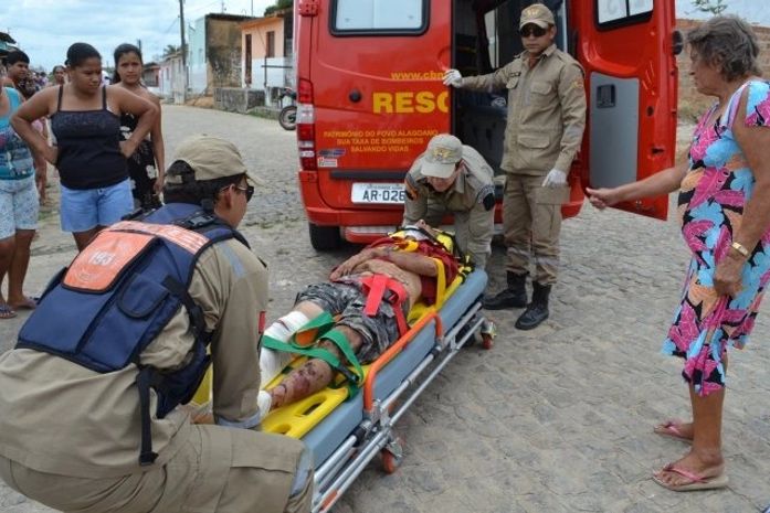 Aposentado sai pra fazer “teste” em carro e capota