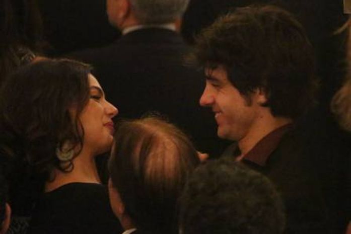 Isis Valverde chora em casamento e é consolada por ex-colega de filme