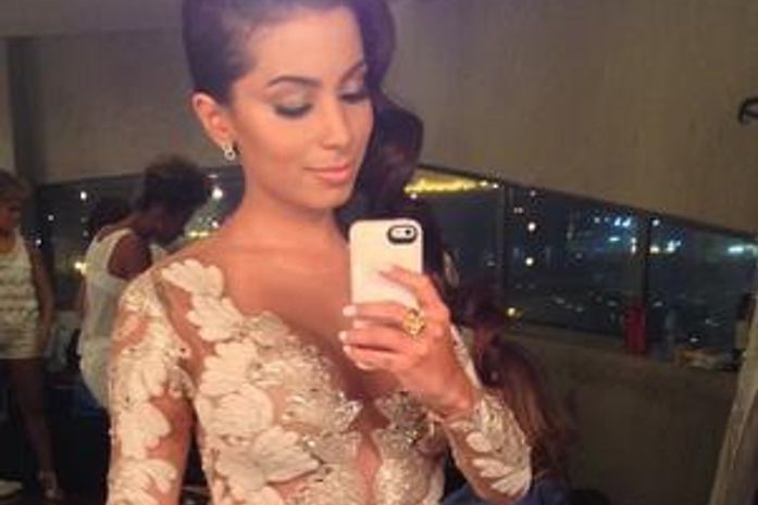 Anitta desafina e repete música ao lado de Roberto Carlos em gravação de especial