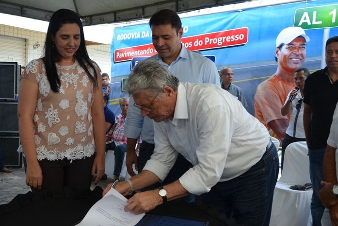 Governador assina ordem de serviço da rodovia AL 105 ligando Campo Alegre a Luziápolis