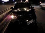 Motorista perde controle de veículo e colide em carreta