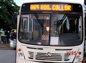 Dois homens armados se passam por passageiros e assaltam coletivo