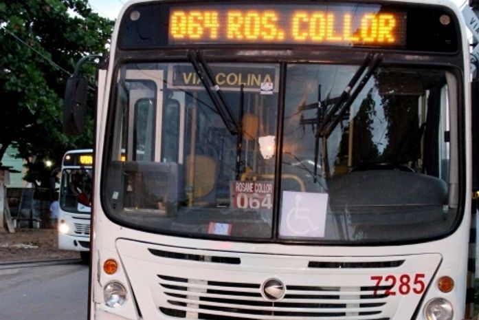 Dois homens armados se passam por passageiros e assaltam coletivo
