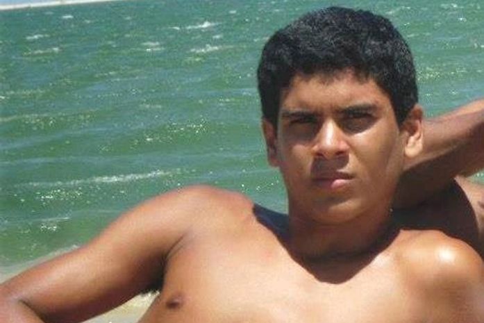Alisson Gonçalves, 20 anos, se apresentou com seu advogado a diretoria da Polícia Civil, em Maceió