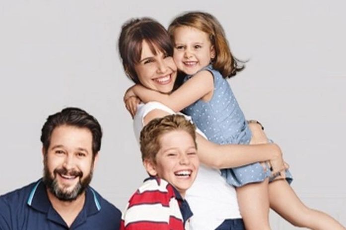 Atores Murilo Benício e Débora Falabella posam juntos com filhos de outros casamentos