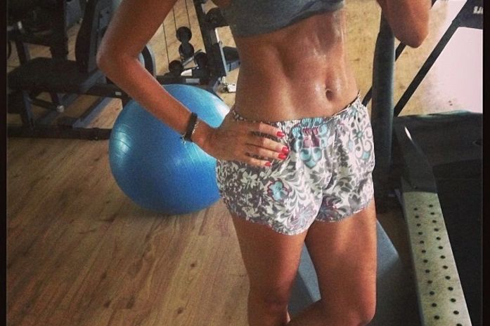 Flávia Sampaio se mostra sarada após filho com Eike: 'Boa forma vem aos poucos'