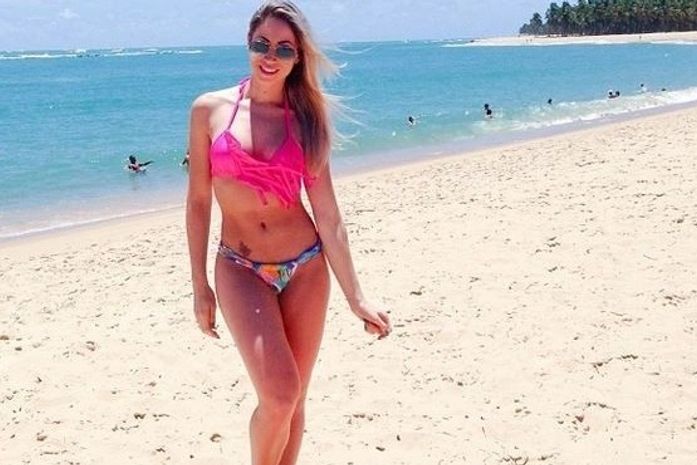 Ex-panicat exibe corpão em praia de Alagoas e inspira poesia de seguidor