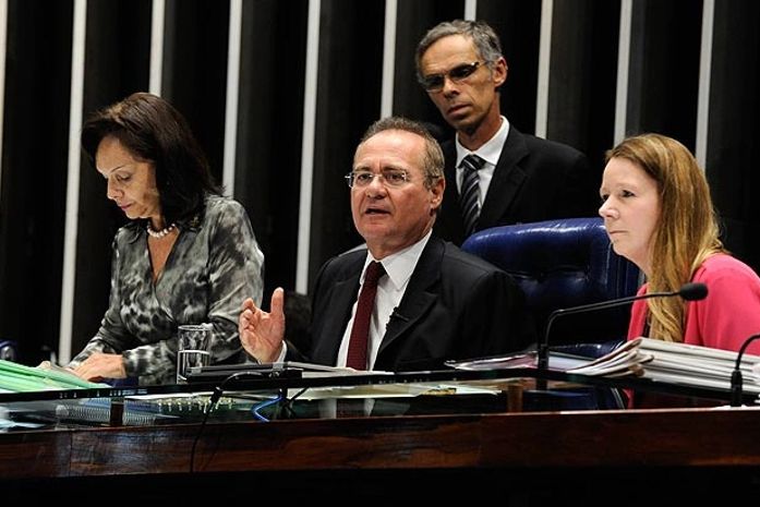 Sessão foi conduzida pelo presidente da Casa, Renan Calheiros