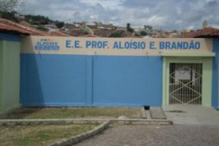 Professora e 30 alunos são rendidos e roubados por trio armado durante aula de campo
