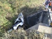 Caminhonete foi jogada fora da pista