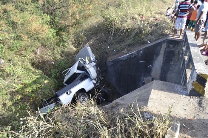 Caminhonete foi jogada fora da pista