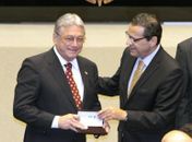 Teotonio Vilela recebe medalha por participação na Constituinte