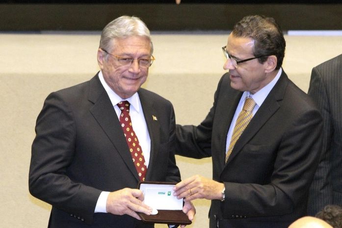 Teotonio Vilela recebe medalha por participação na Constituinte