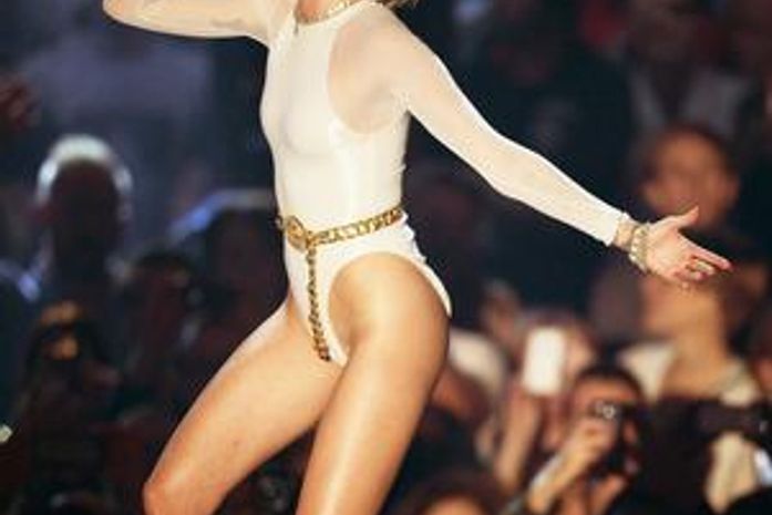 Revista GQ aponta Miley Cyrus e Bieber em lista dos menos influentes