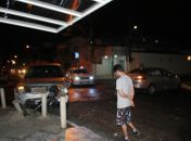 Após colisão, veículo roda na pista e Hilux bate em blocos