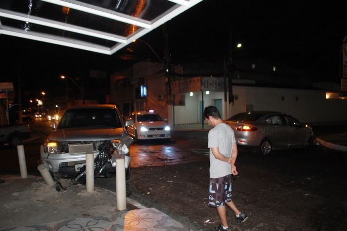 Após colisão, veículo roda na pista e Hilux bate em blocos