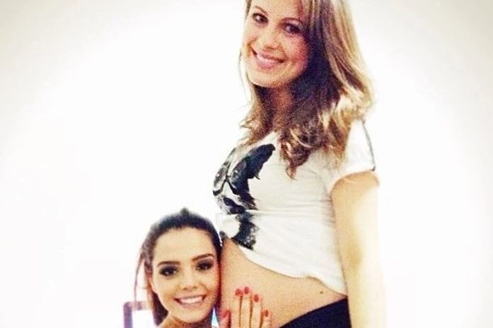 Giovanna Lancellotti consola suposta mãe de filha morta do ator Caio Castro