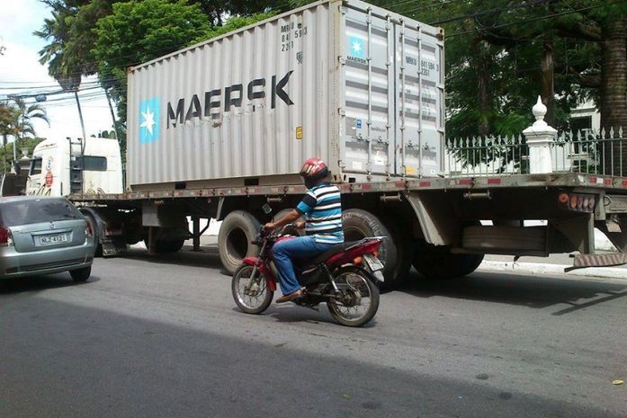 Carreta sem freio bate em carro, moto e ambulante na Ladeira dos Martírios