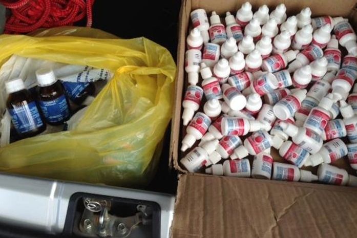 Medicamentos eram transportados escondidos em porta malas