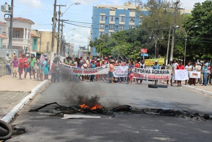 Sem Terra bloqueiam Rua do Imperador