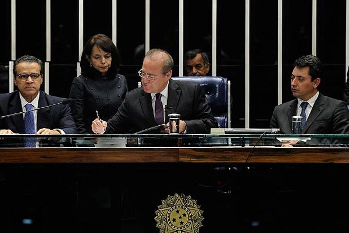 Voto aberto é conquista da sociedade, diz Renan após promulgar matéria
